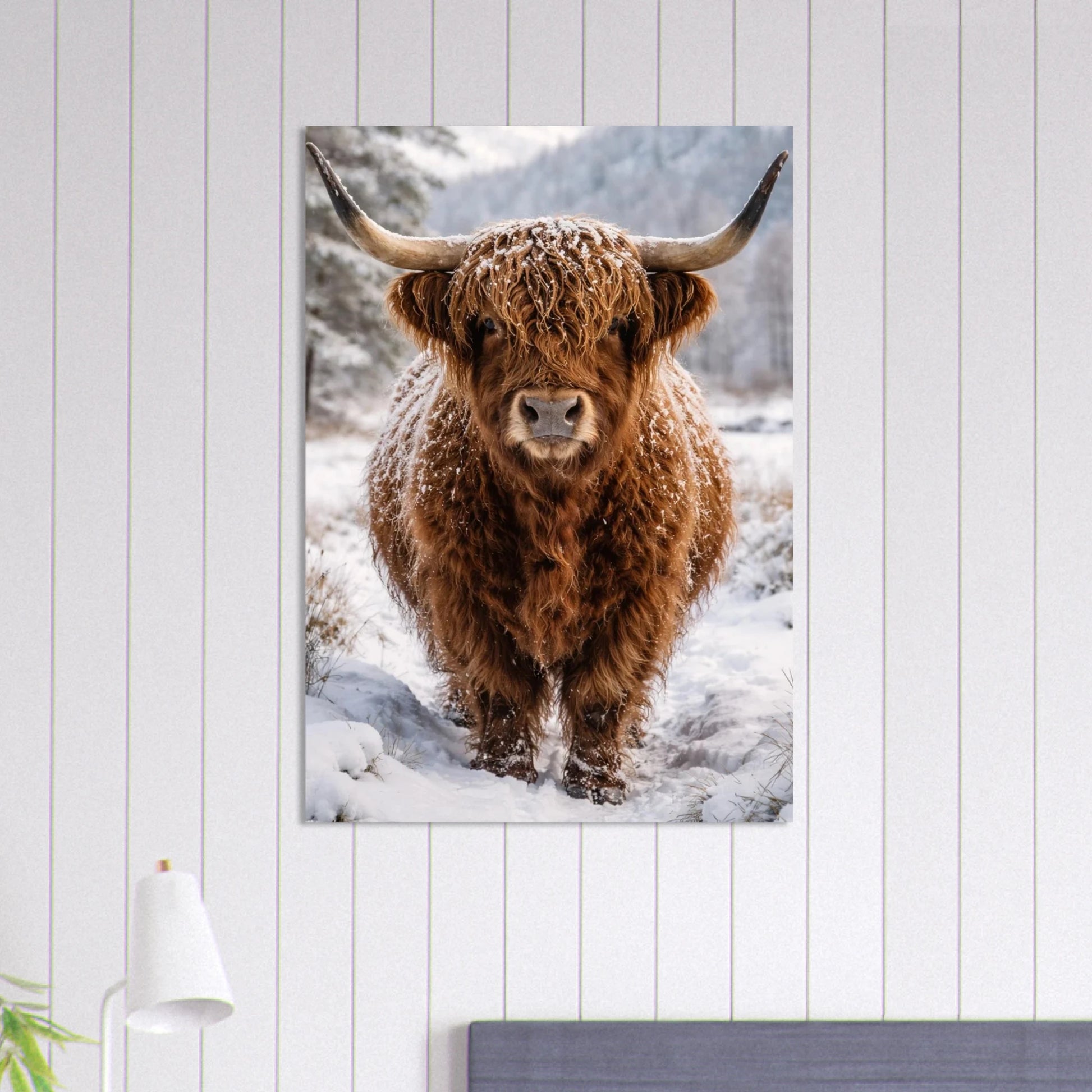 Höglandsko som blickar in i kameran i snöfall – Fotorealistisk poster