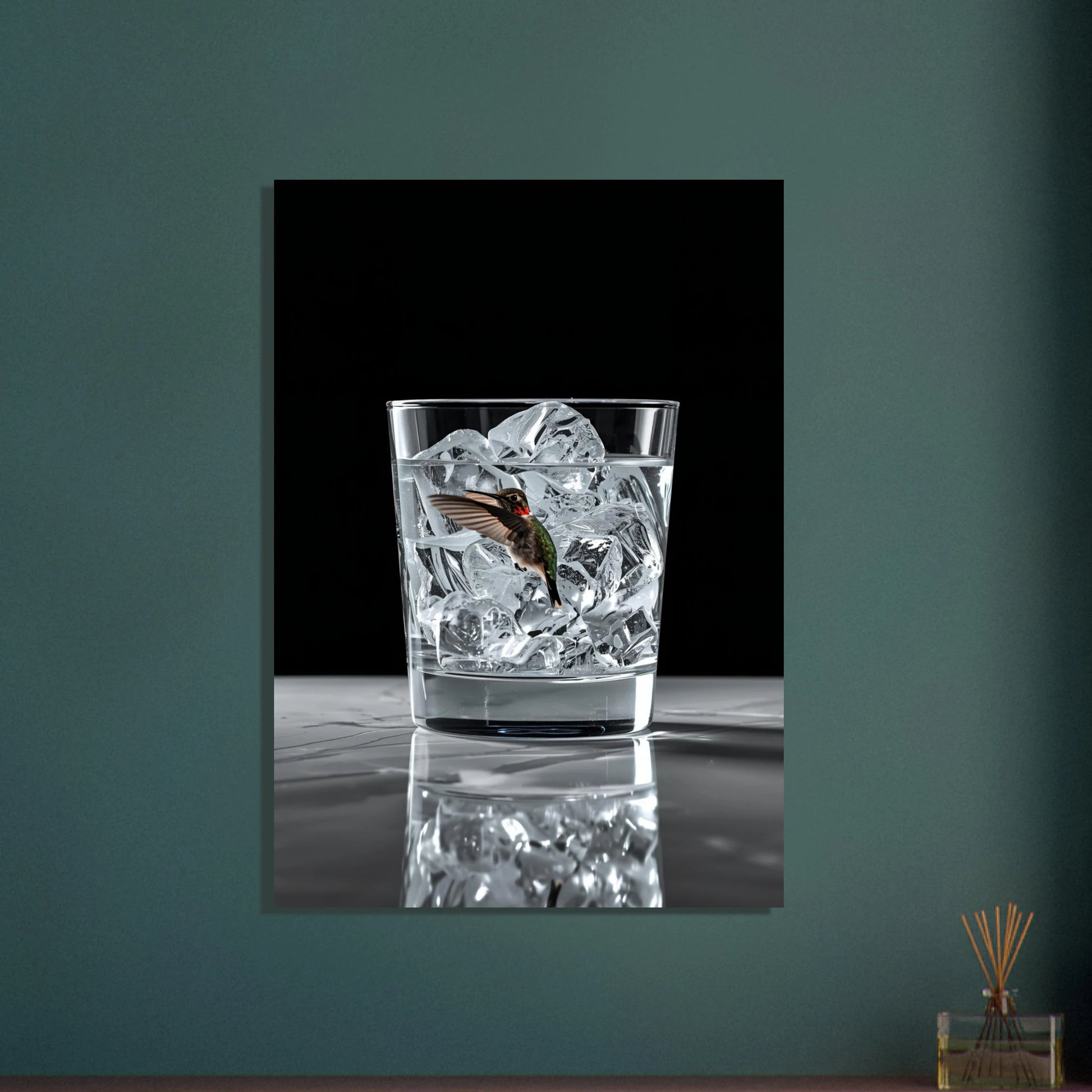 Kolibri i gin-glas med is, surrealistisk och sval konst.