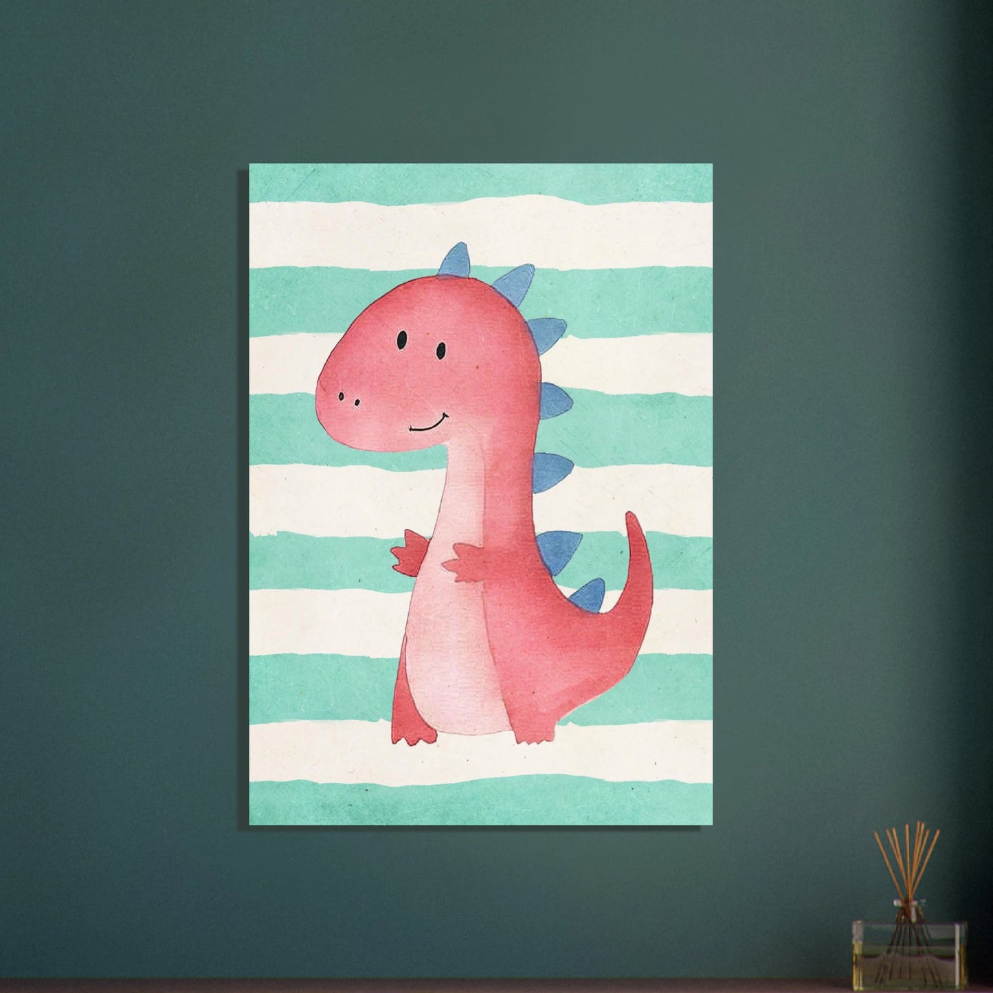 Lekfull rosa dinosaurie med blå taggar mot randig bakgrund, barnmotiv.