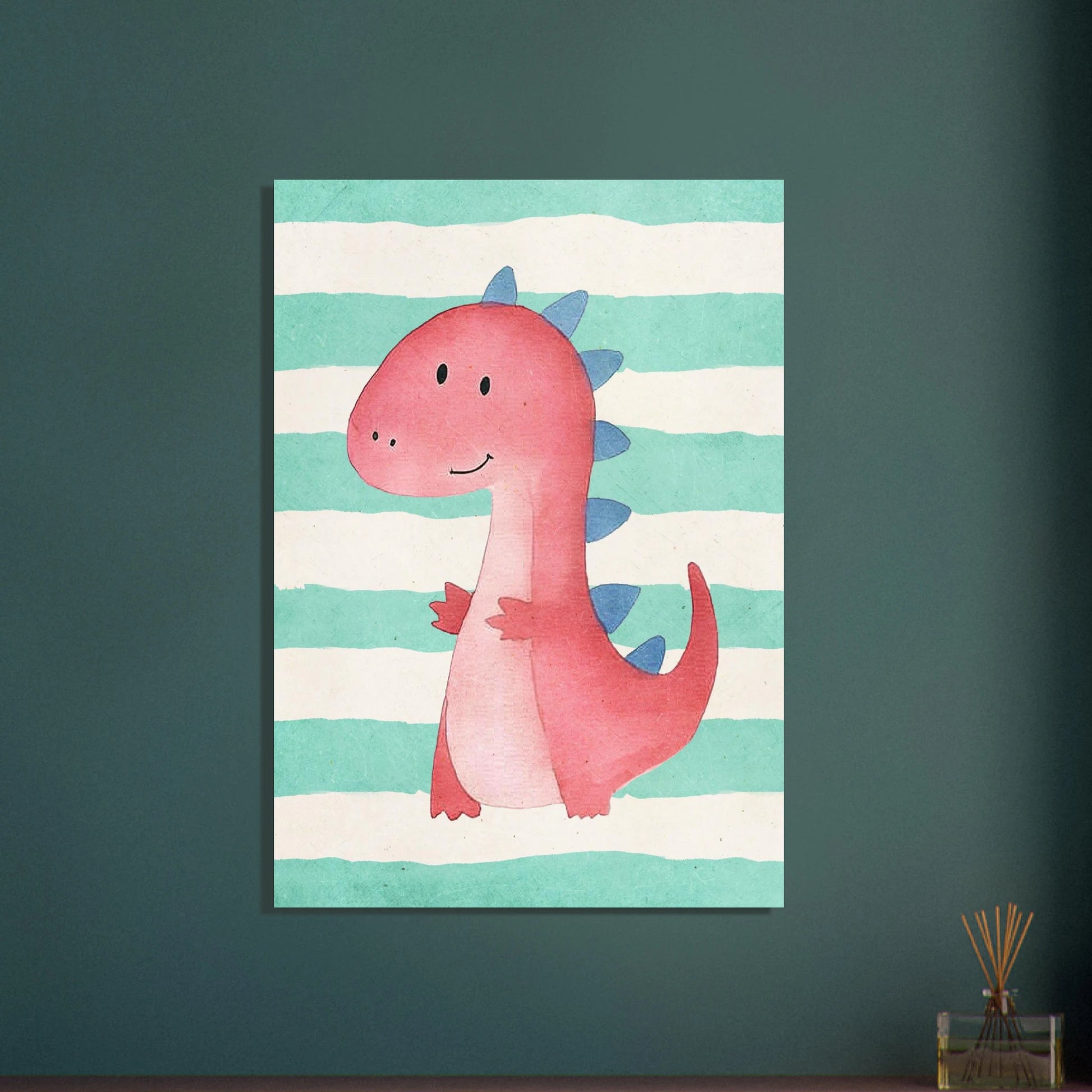 Lekfull rosa dinosaurie med blå taggar mot randig bakgrund, barnmotiv.