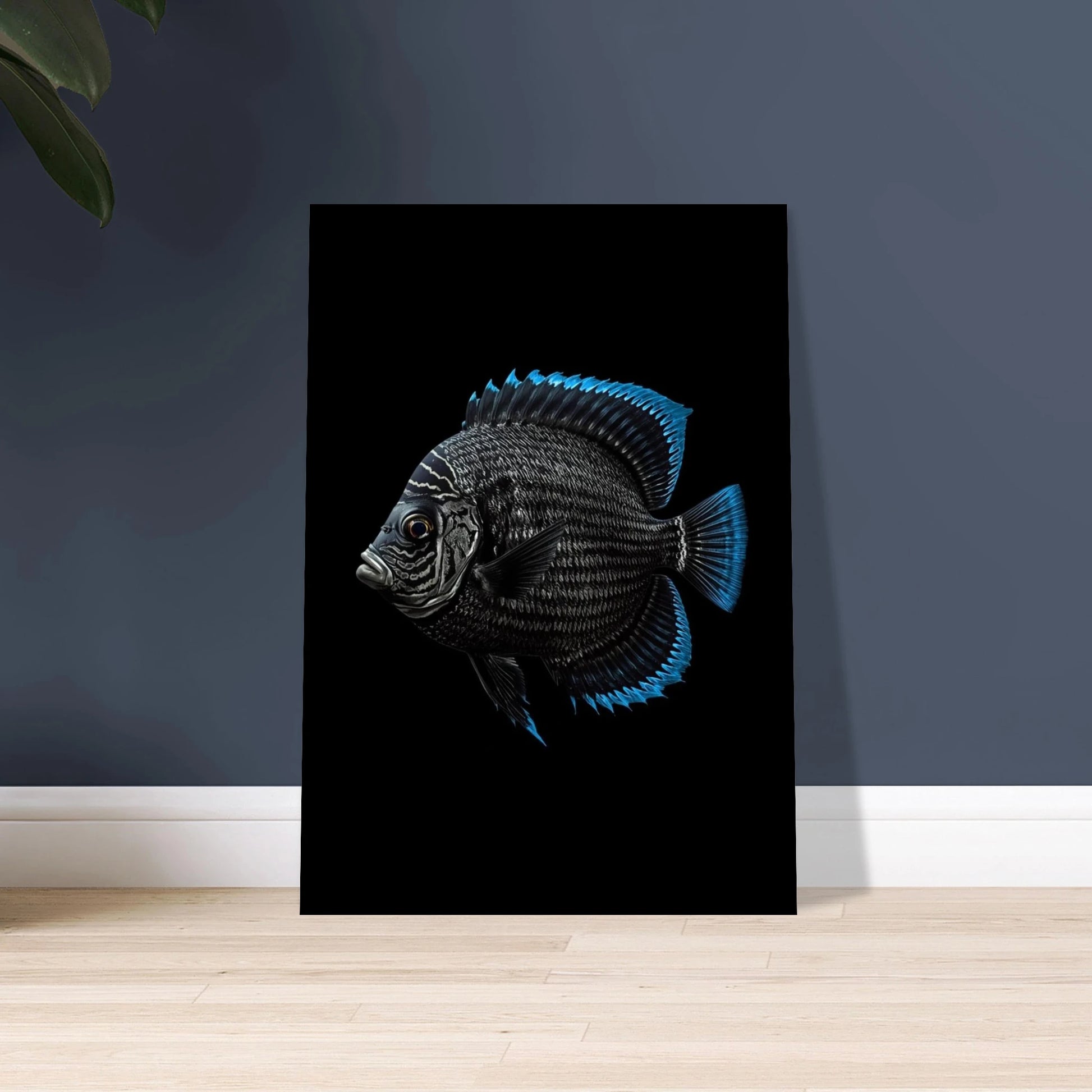 Detaljerad fisk med lysande blå fenor mot mörk bakgrund
