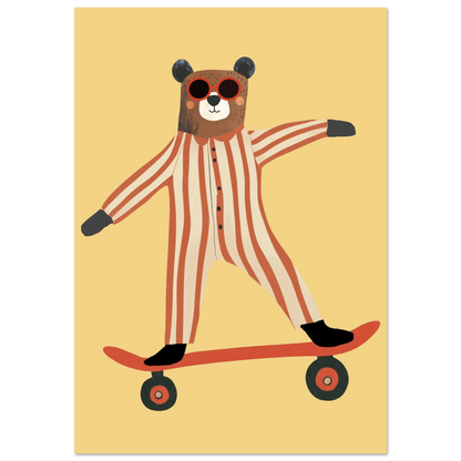 Skateboardåkande brunbjörn i rödvitrandig pyjamas mot varmgul bakgrund – lekfull barnposter