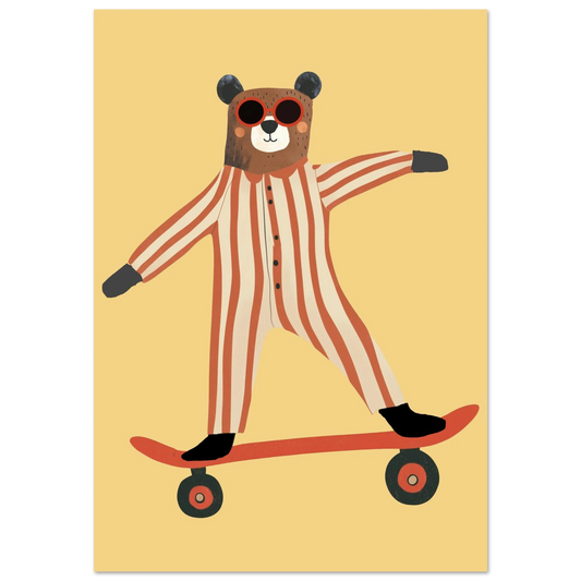 Skateboardåkande brunbjörn i rödvitrandig pyjamas mot varmgul bakgrund – lekfull barnposter