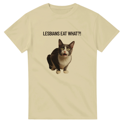 Beige t-shirt med humoristiskt kattmotiv föreställande en chockad huskatt