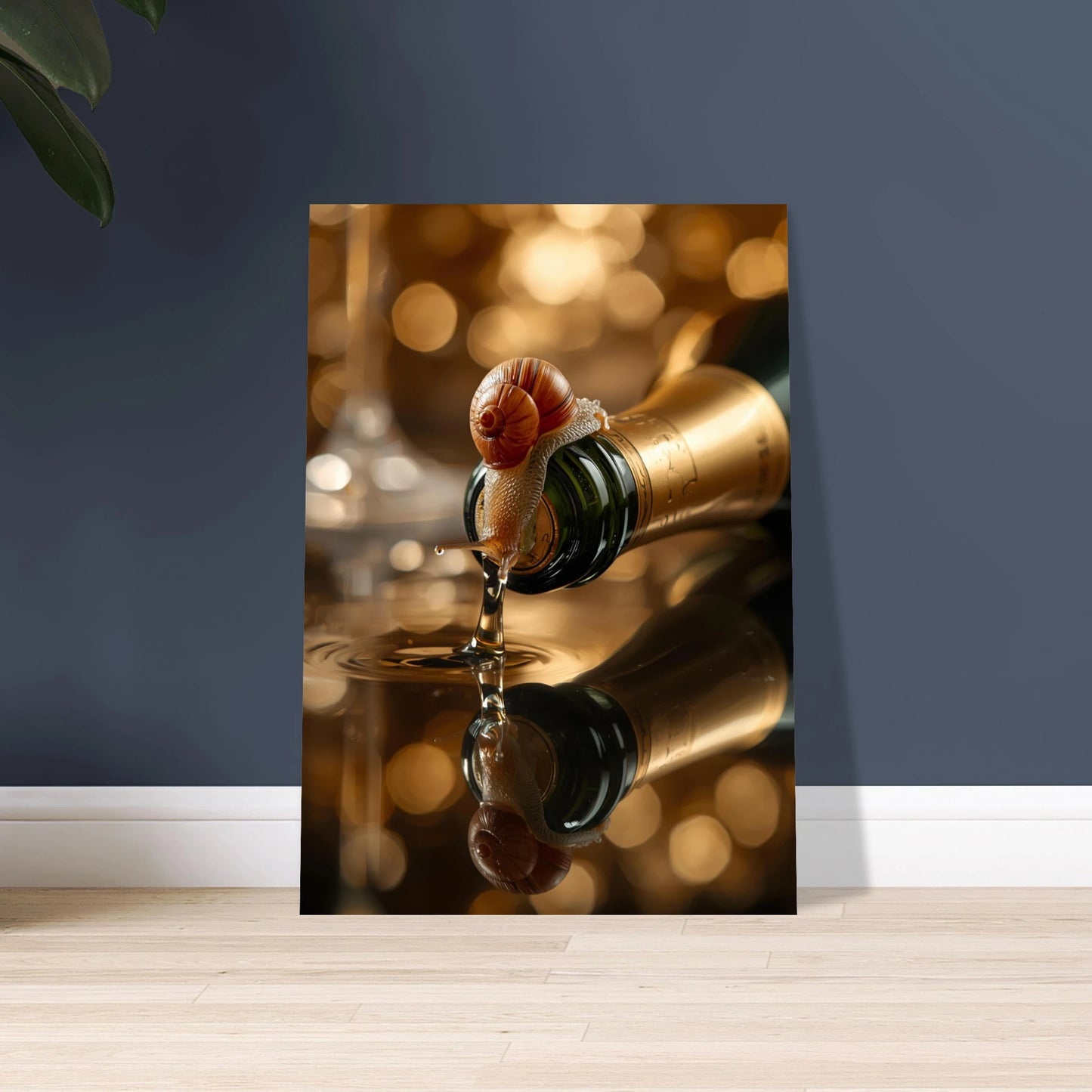 Snigel på champagneflaska med gyllene bokeh-bakgrund, elegant och drömlik.