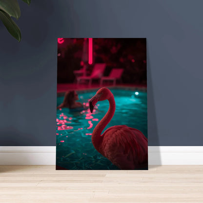 Flamingo i neonrosa ljus vid turkos pool, mystisk nattlig stämning.