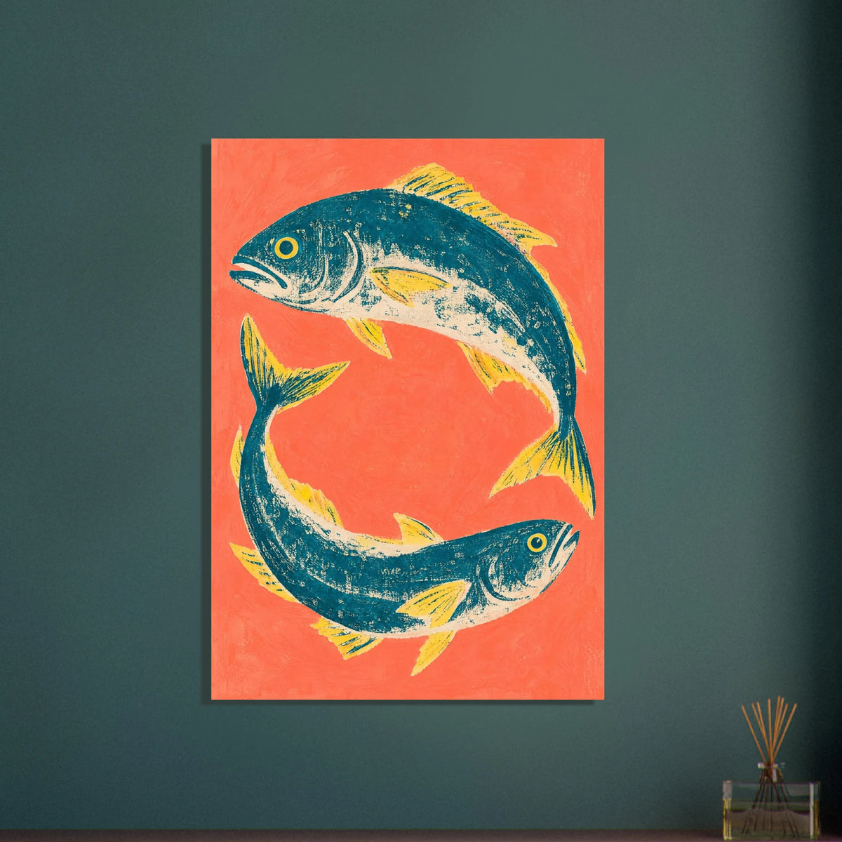 Tonfisk i grafisk cirkelkomposition på varm korallfärgad bakgrund