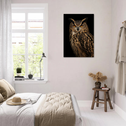 Inramad berguv poster i ett ljust sovrum med fönster och neutral inredning – Fotorealistisk poster