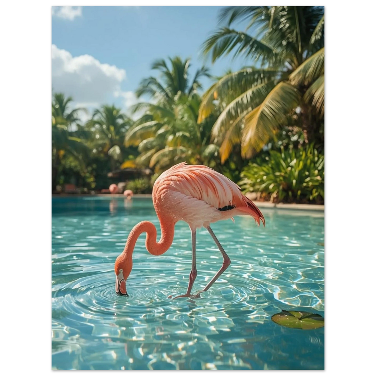 Närbild av en flamingo som dricker ur poolen med palmer i bakgrunden – Fotorealistisk Poster