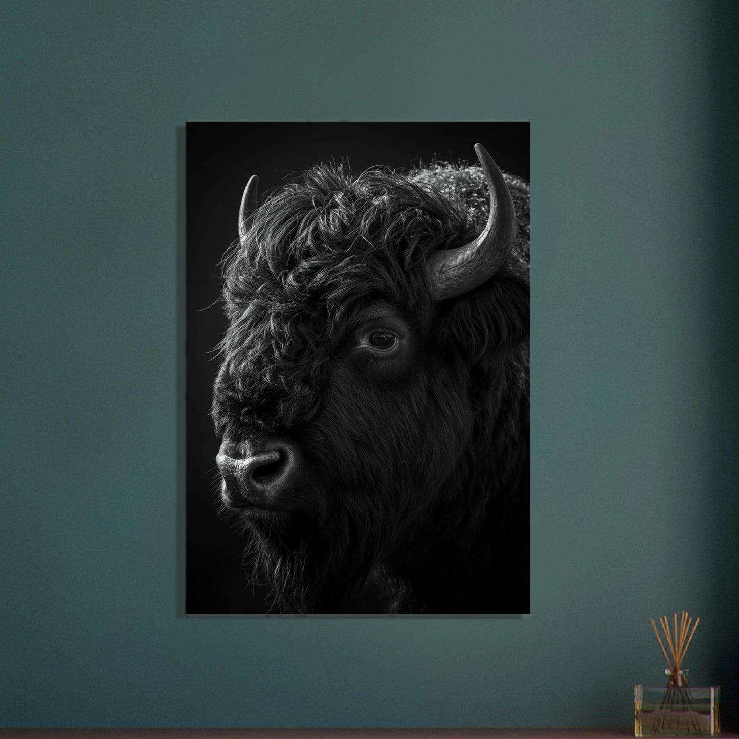 Bisonoxe i svartvitt, närbild, med lugn och kraftfull utstrålning.