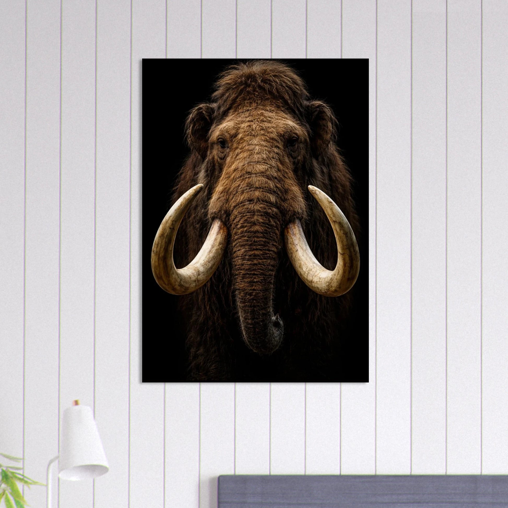 Mammut poster hängande på vit vägg ovanför sängen, med lampa – Fotorealistisk poster