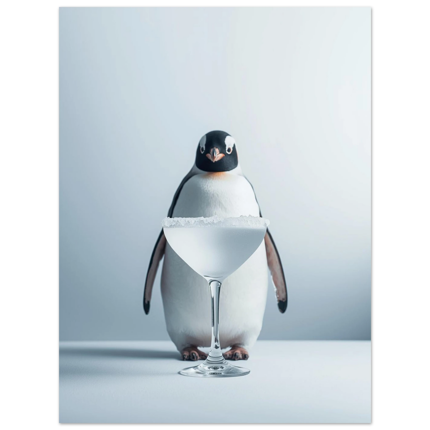Svartvit pingvin i ljus miljö med ett frostat martini-glas