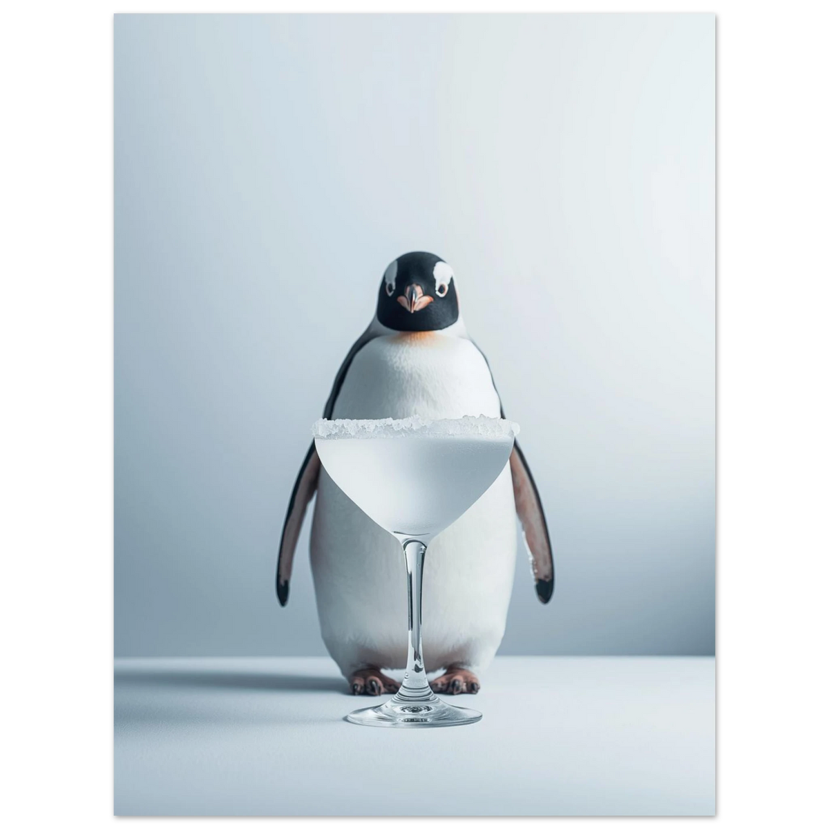 Svartvit pingvin i ljus miljö med ett frostat martini-glas