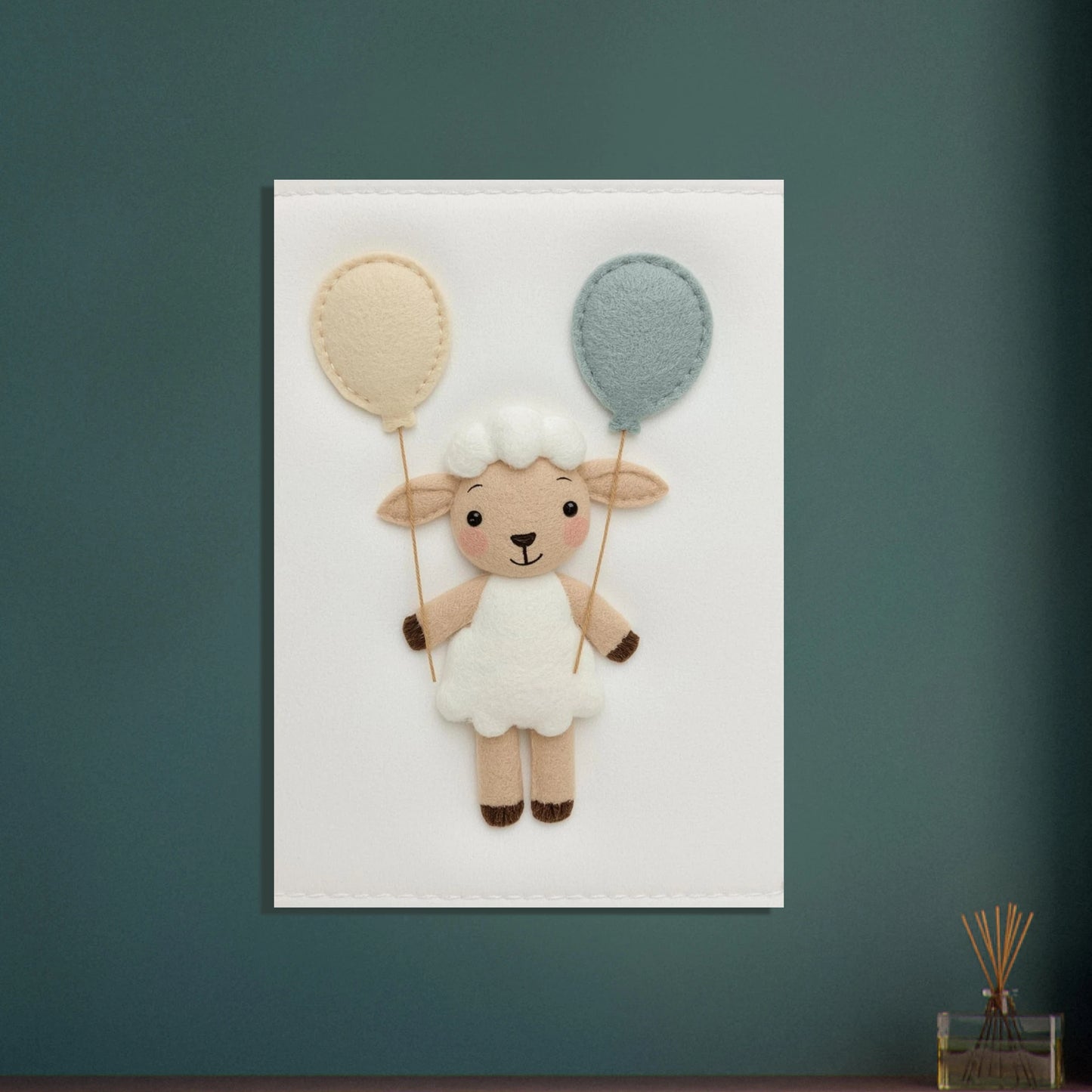 Sött filtlamb med ballonger, mjuk och lekfull känsla