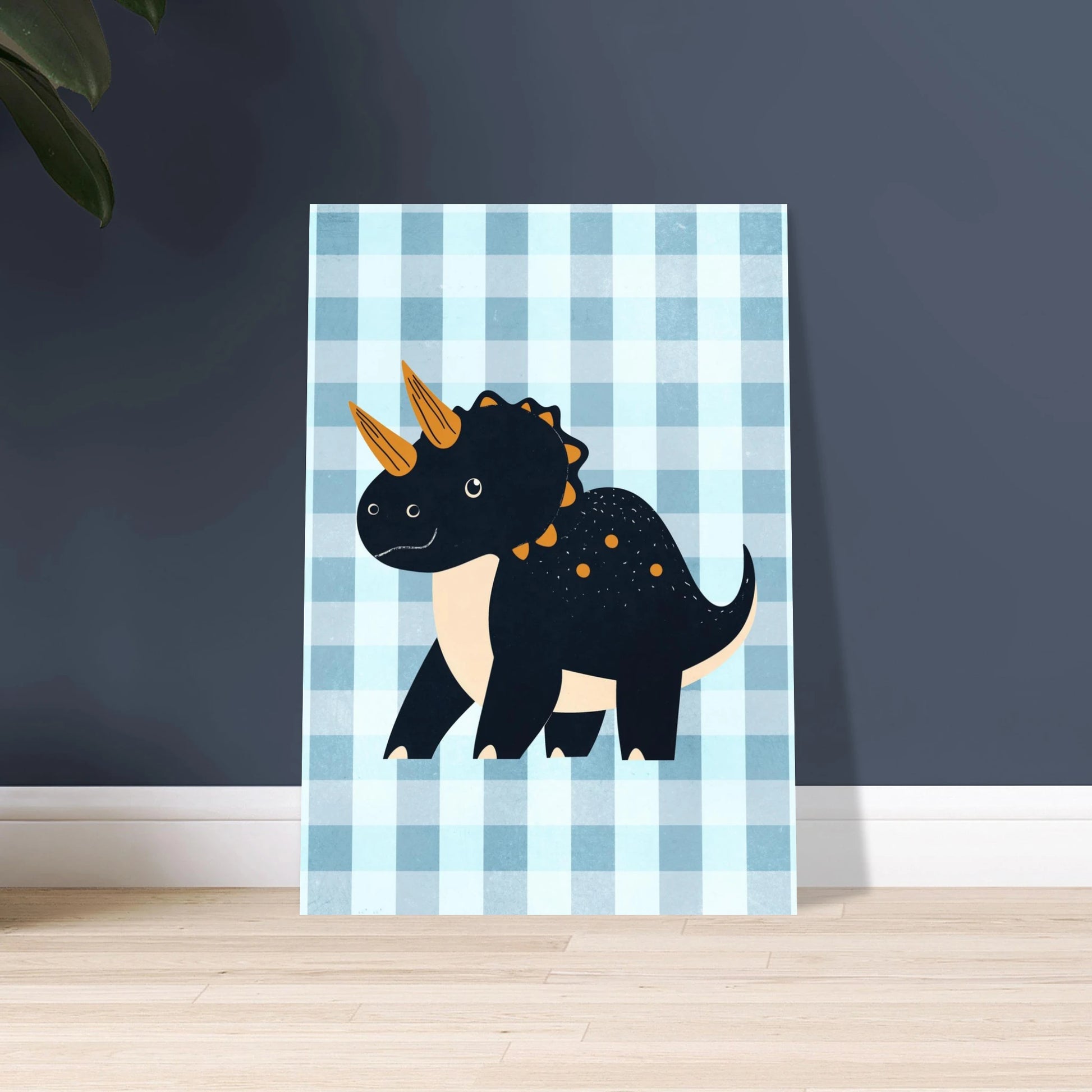 Lekfull triceratops på rutig bakgrund, charmigt dinosauriemotiv för barnrummet.