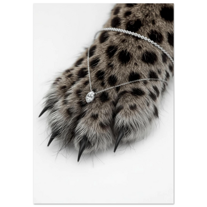 Närbild på leopardtass med diamanthalsband mot svart bakgrund – lyxig djurposter
