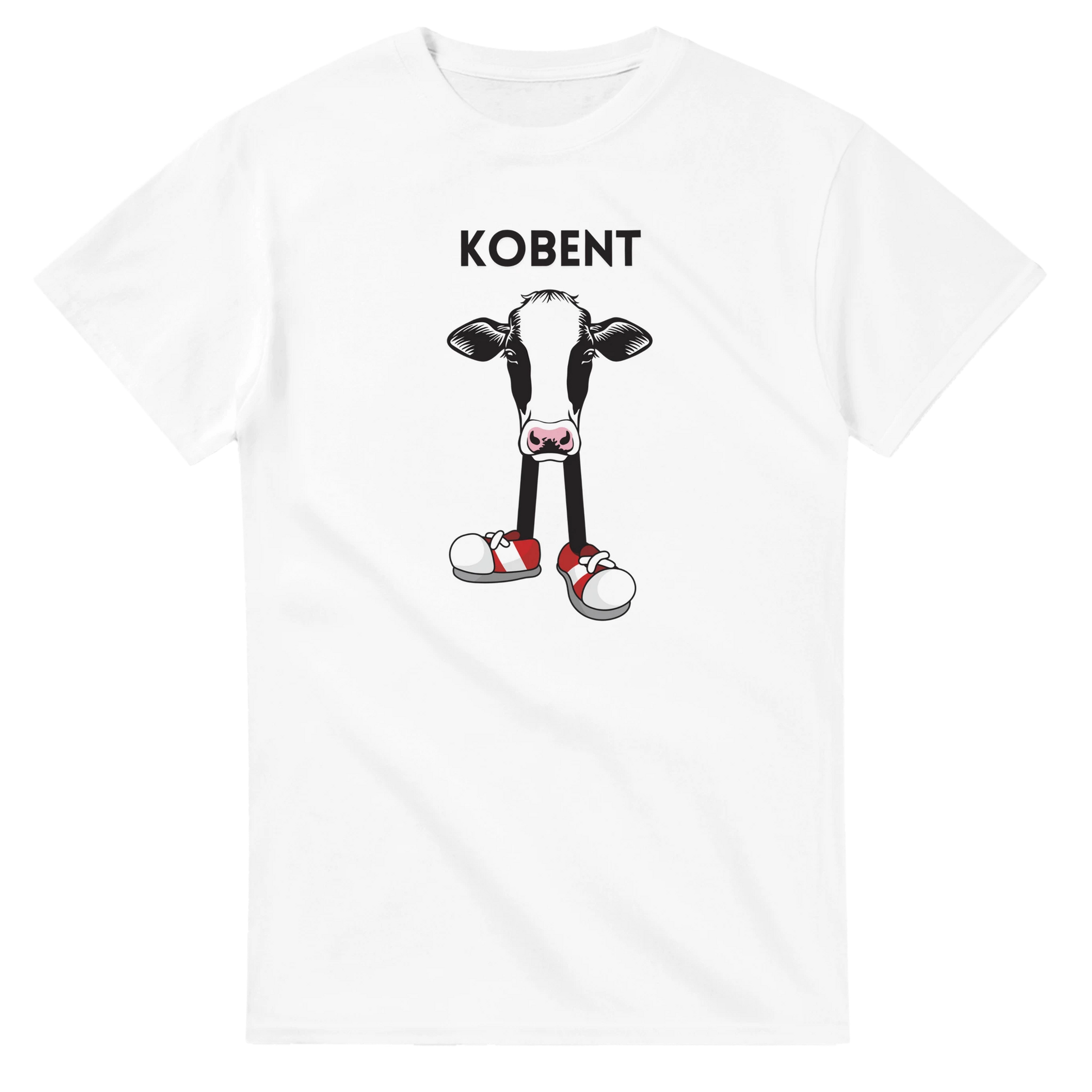 Vit t-shirt med tecknat kohuvud på ben med sneakers och texten Kobent – Tecknad T-shirt