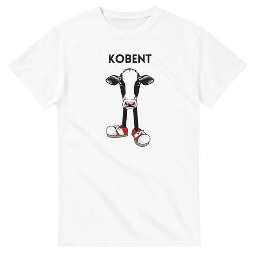 Vit t-shirt med tecknat kohuvud på ben med sneakers och texten Kobent – Tecknad T-shirt