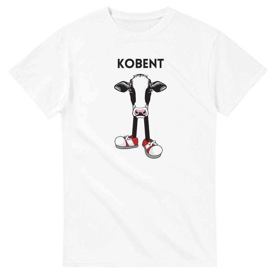 Vit t-shirt med tecknat kohuvud på ben med sneakers och texten Kobent – Tecknad T-shirt