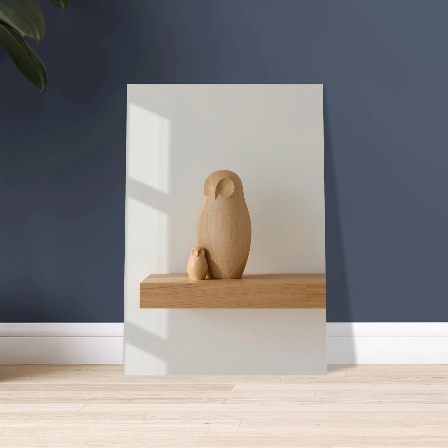 Minimalistisk uggla i trä på hylla, modern inredningsdetalj