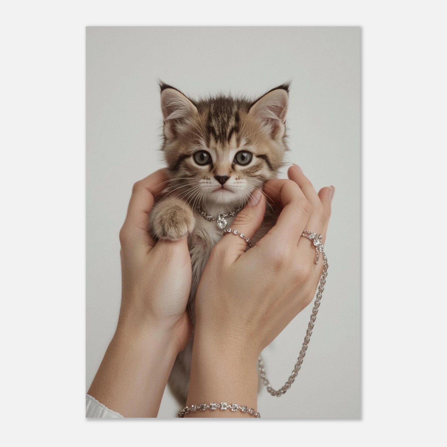 Fotorealistiskt porträtt av kattunge i händer på ljusgrå stilren bakgrund