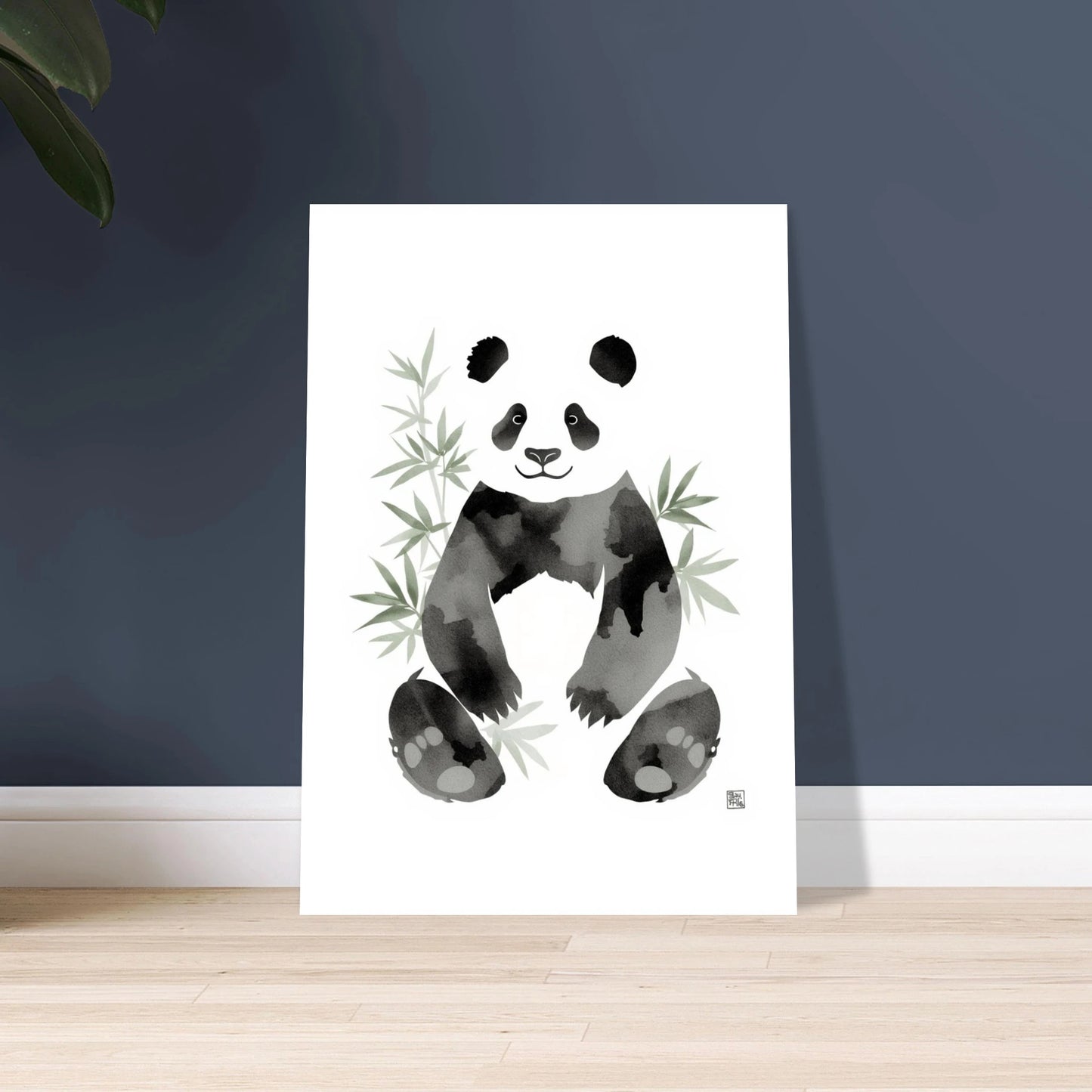 Panda i minimalistisk bläckwash-stil med bambublad, lugn stämning.