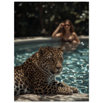 Stämningsfull fotokonst med leopard och suddig kvinna vid poolen – väggkonst