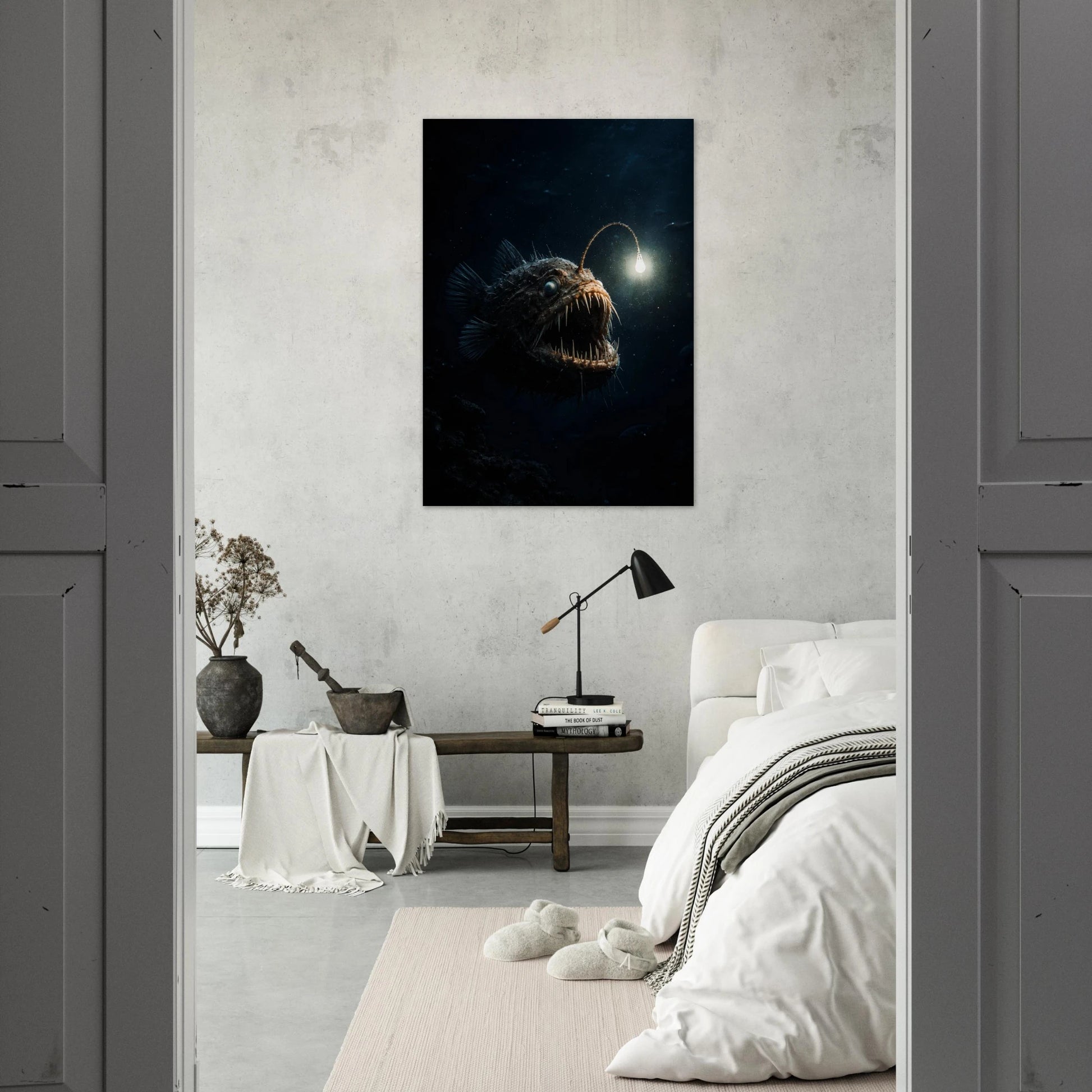 Marulk poster monterad på väggen i ett sovrum, sedd genom dörröppning – Fotorealistisk poster