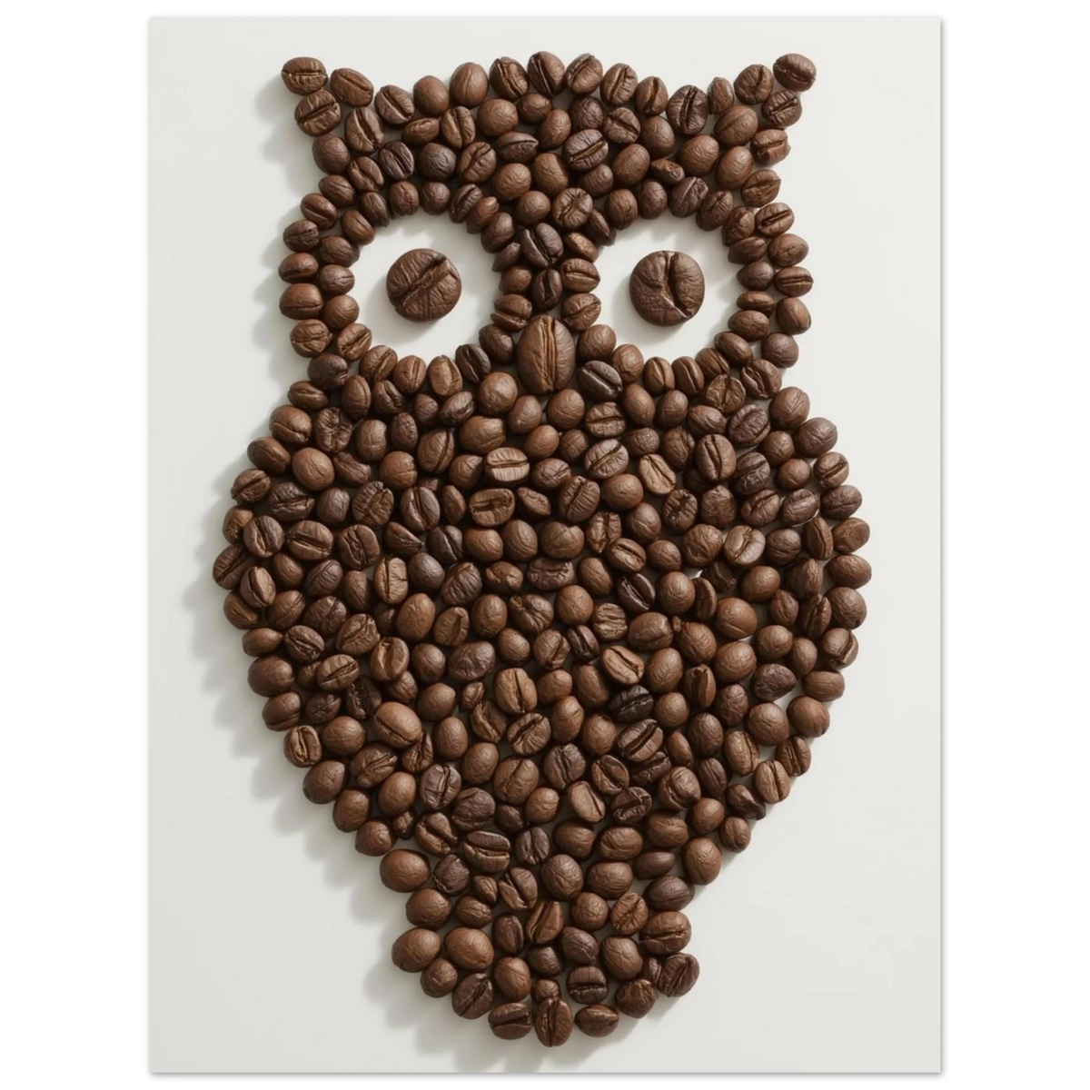 Minimalistisk poster med en uggla gjord av mörka kaffebönor