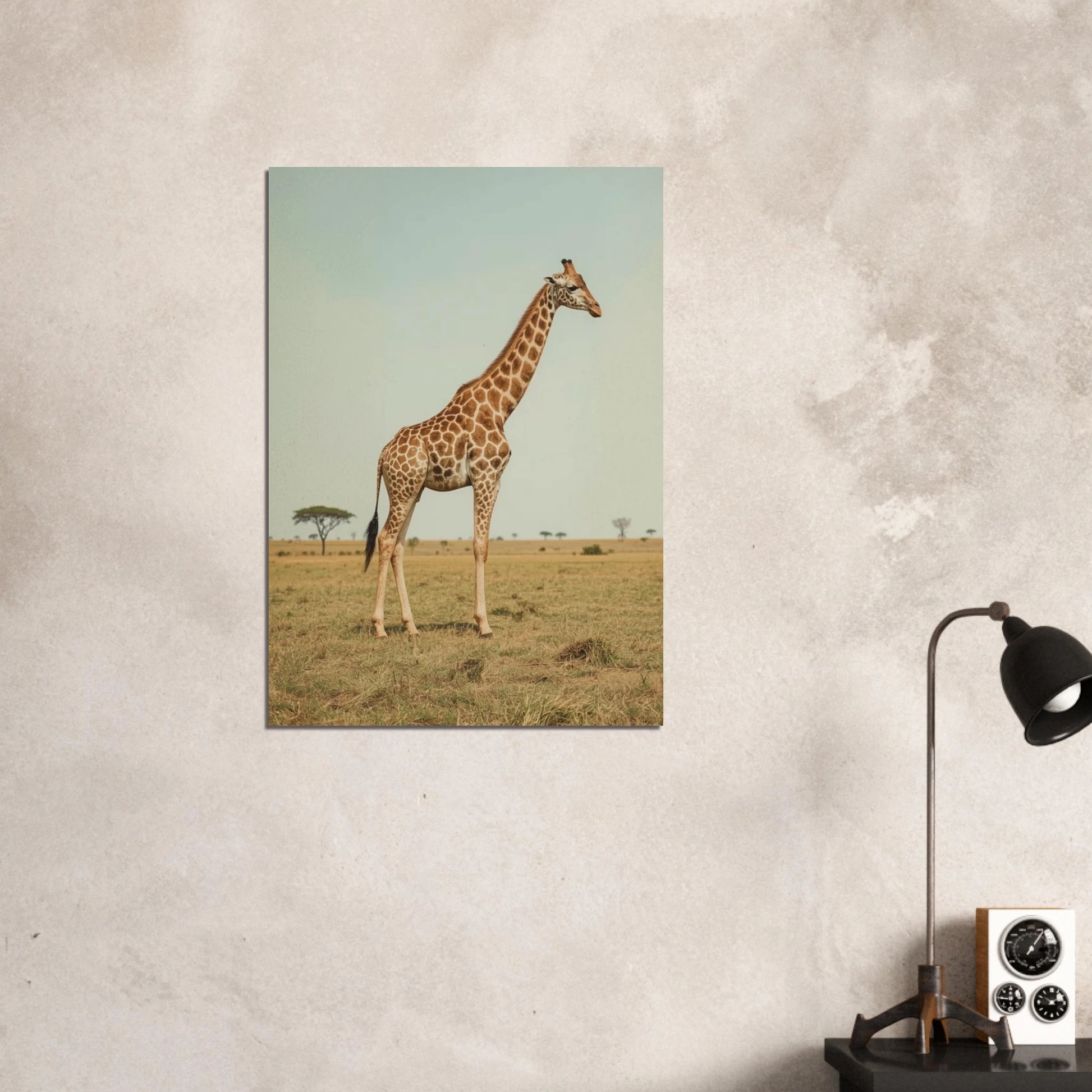 Varmt tonat motiv av en giraff på en solig slätt – retro poster