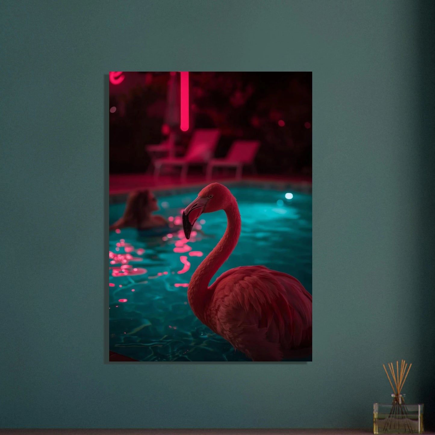 Flamingo i neonrosa ljus vid turkos pool, mystisk nattlig stämning.