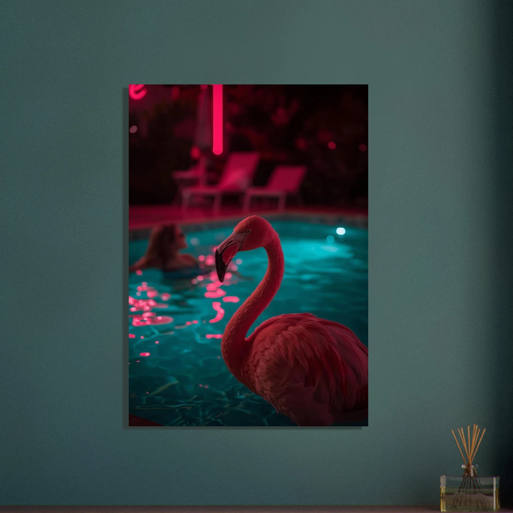 Flamingo i neonrosa ljus vid turkos pool, mystisk nattlig stämning.