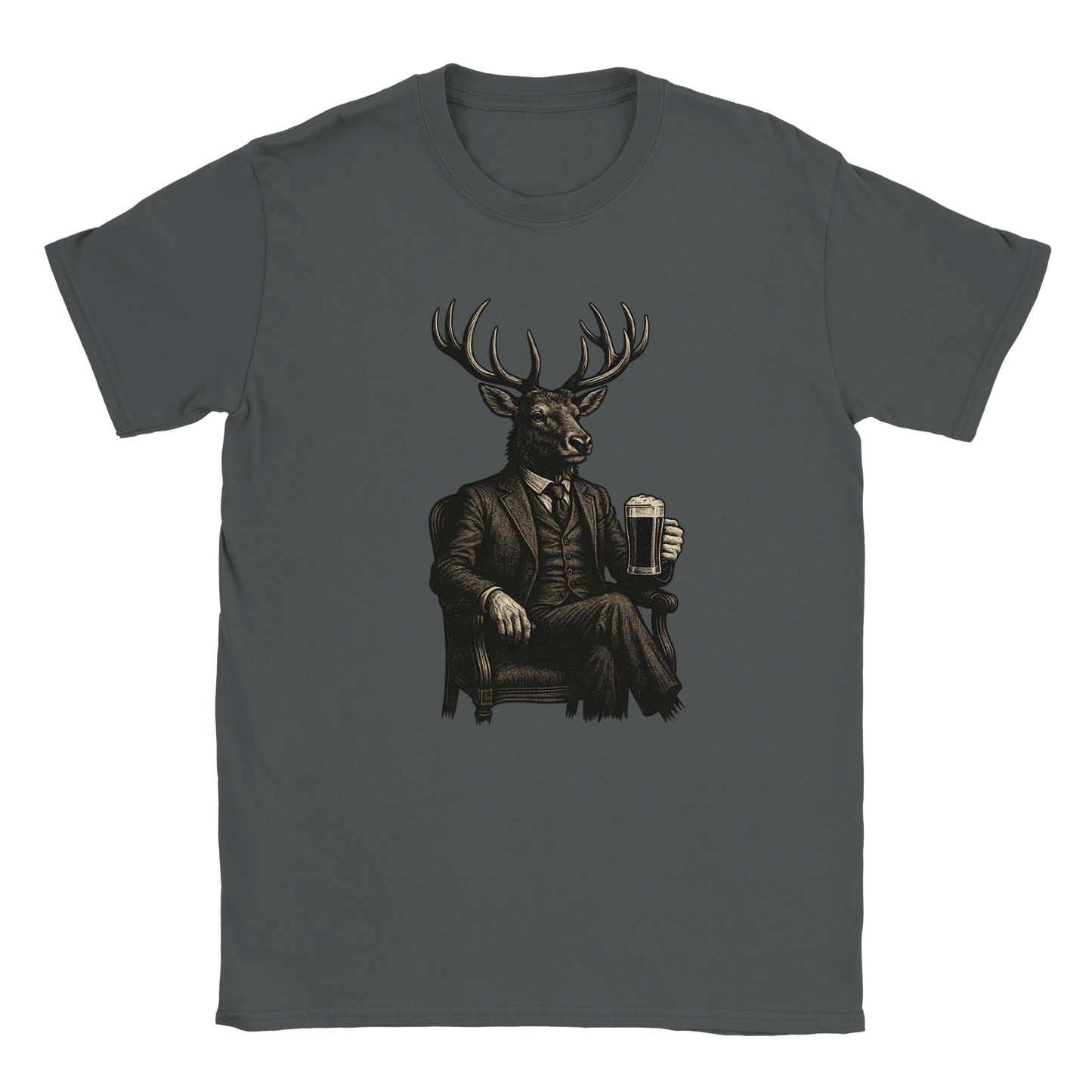Illustration av en älg i kostym som sitter i en fåtölj med en öl – Retro T-shirt