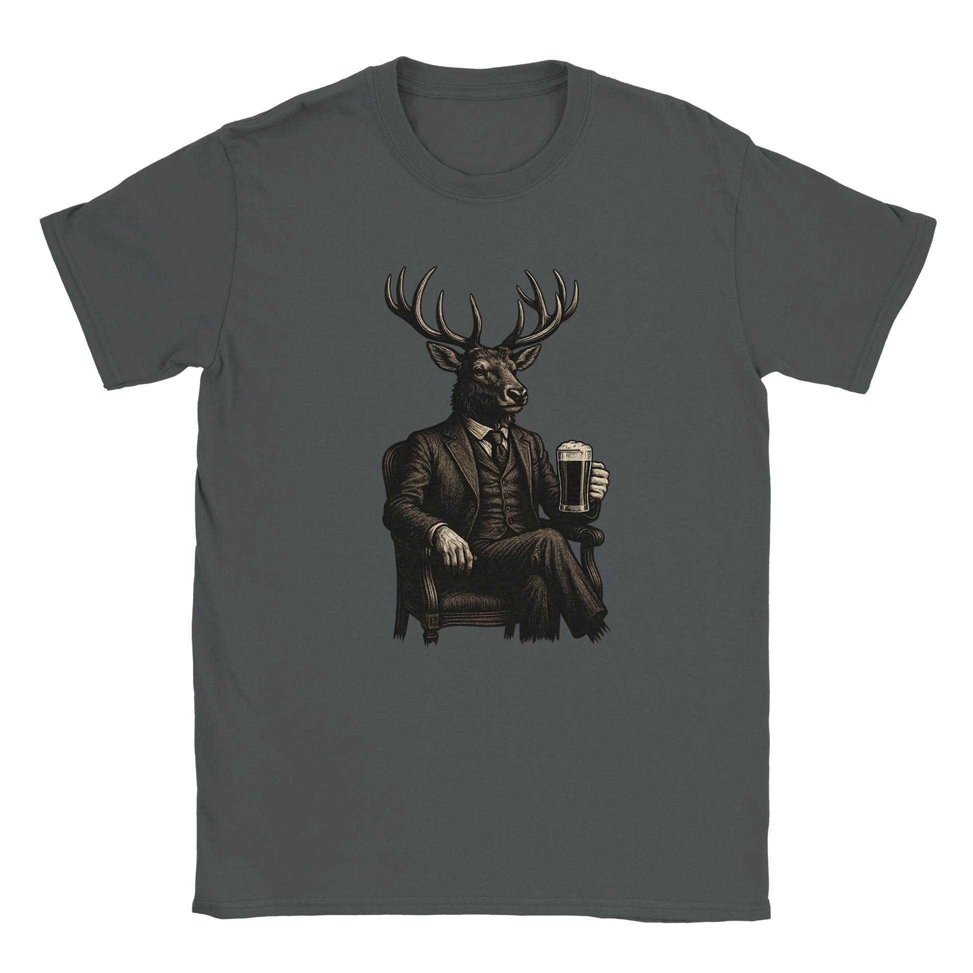 Illustration av en älg i kostym som sitter i en fåtölj med en öl – Retro T-shirt