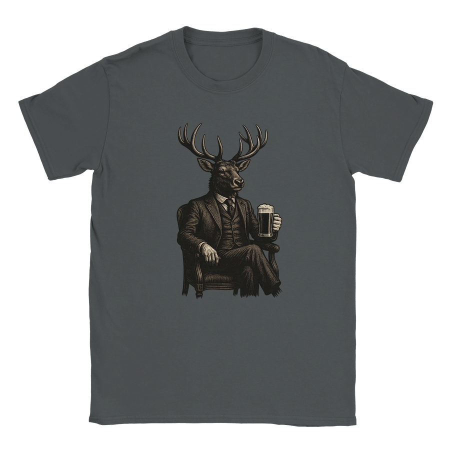 Illustration av en älg i kostym som sitter i en fåtölj med en öl – Retro T-shirt