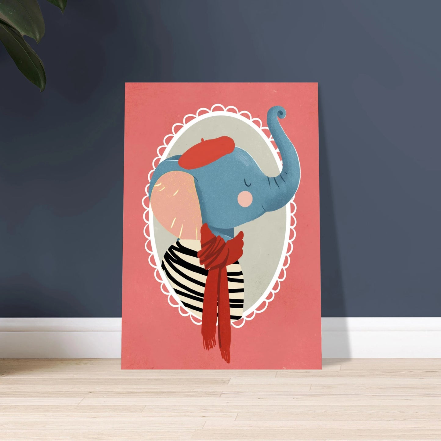 Inredningsbild med elefantposter lutad mot mörkblå vägg i barnrum