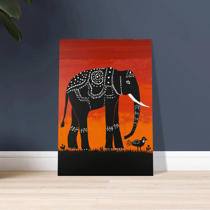 Tribal-inspirerad elefant i svart med vita mönster mot orange bakgrund.