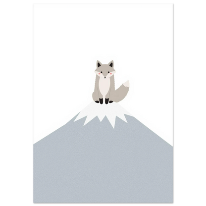 Söt grå fjällräv på en vit bergstopp, minimalistisk barnposter