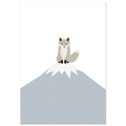 Söt grå fjällräv på en vit bergstopp, minimalistisk barnposter