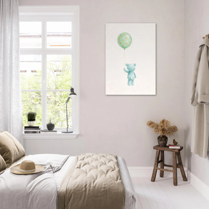 Nallebjörnsposter med ballong som väggdekoration i ett ljust sovrum med säng – Målad poster