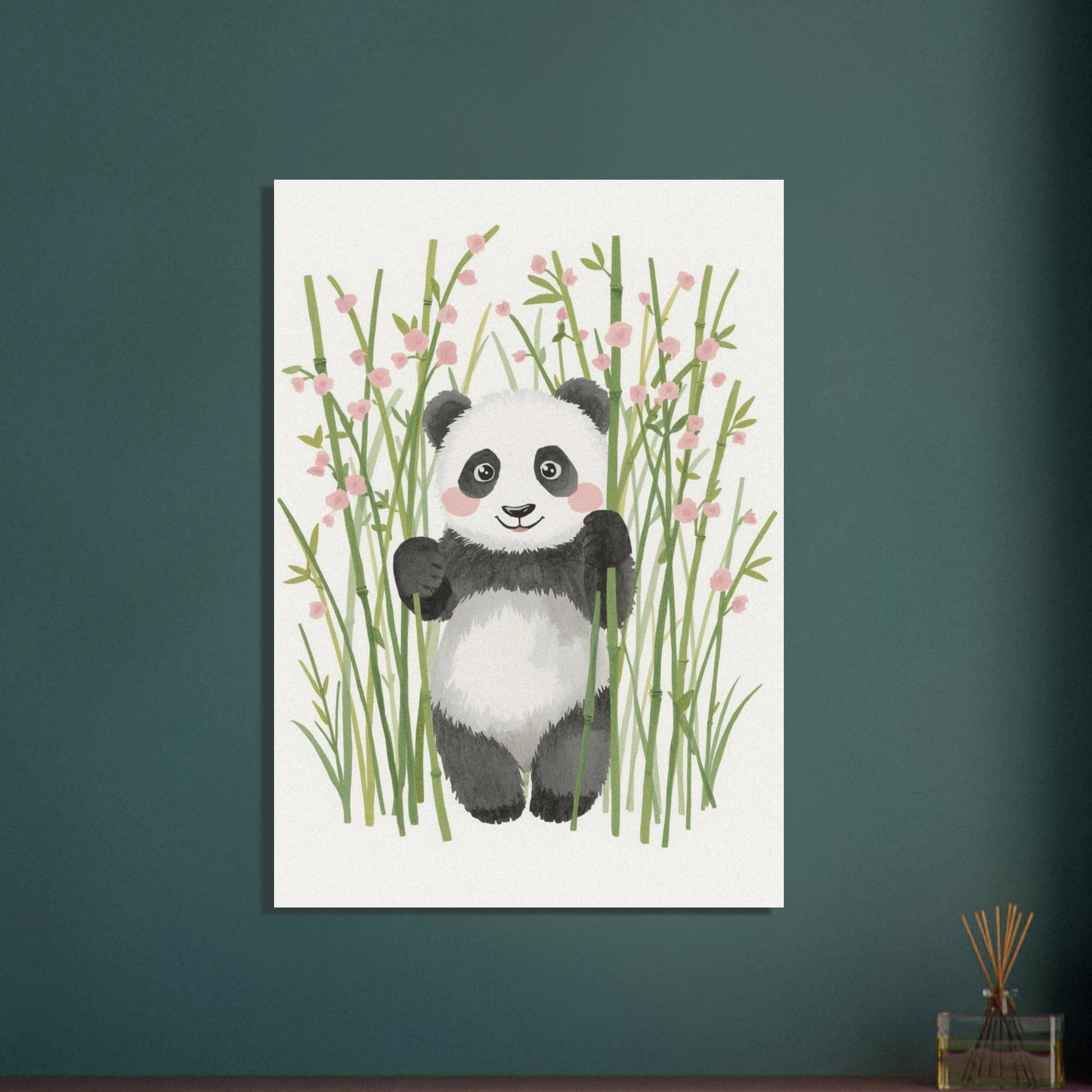 Söt panda i akvarell bland bambu och rosa blommor, barnrumsinredning.