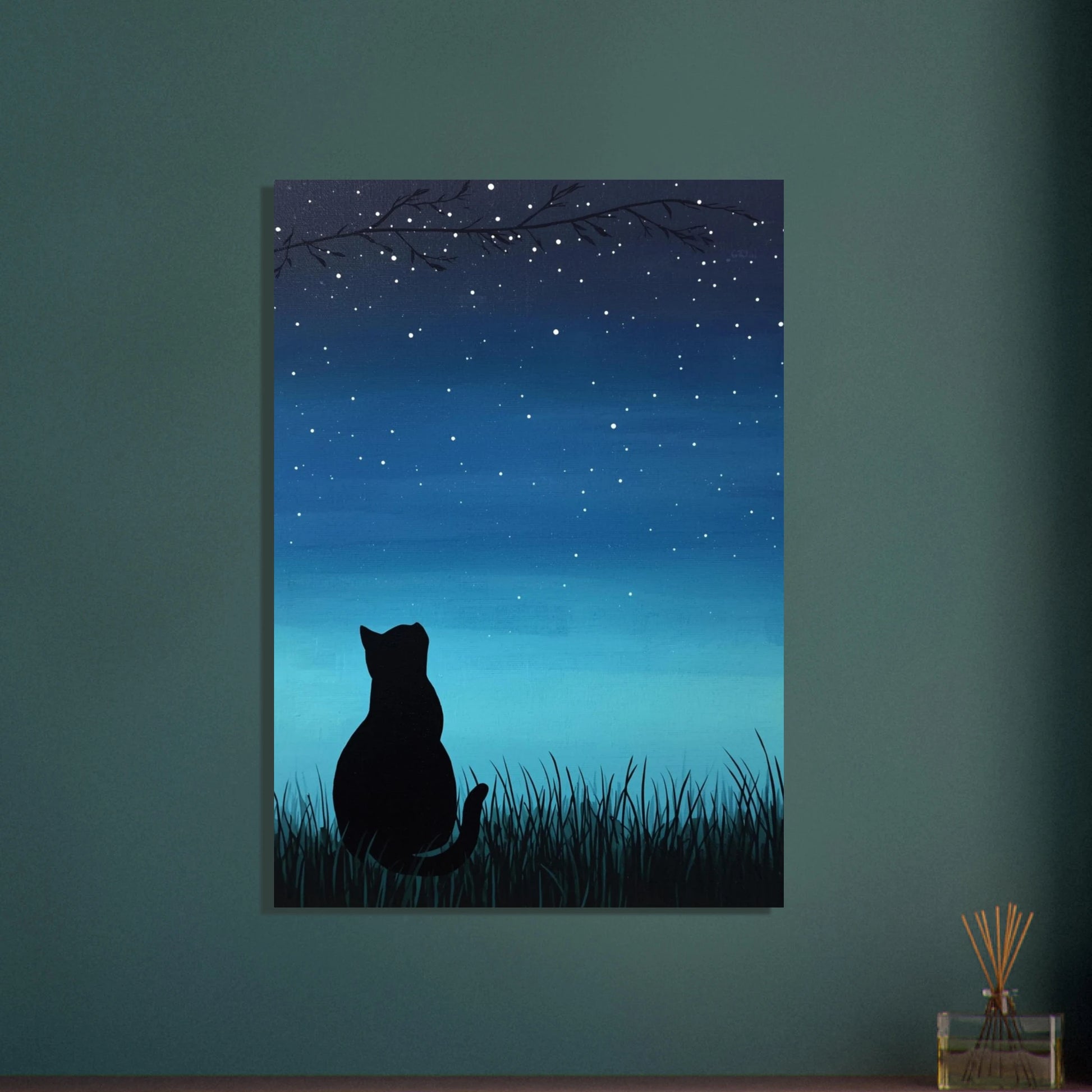 Svart katt silhuett under stjärnklar natthimmel, lugn stämning.