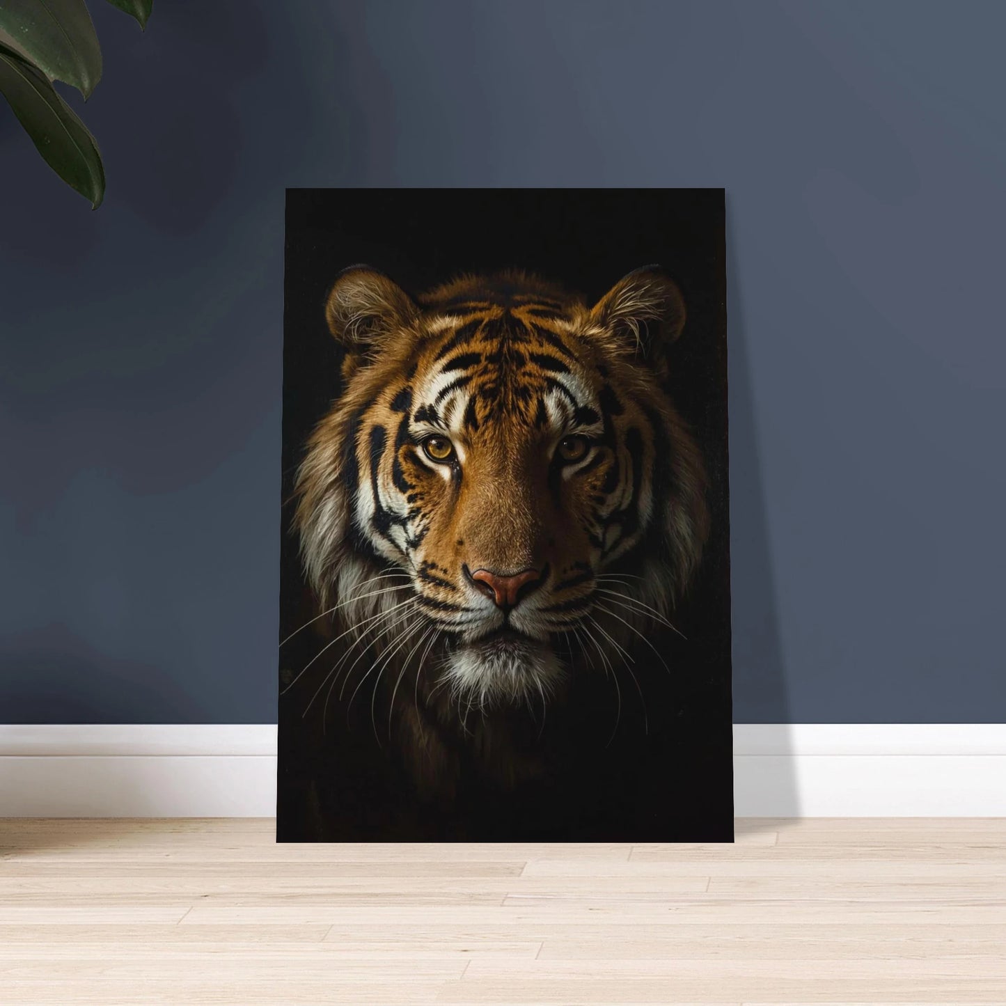 Majestätisk tiger med intensiv blick i mörkt porträtt