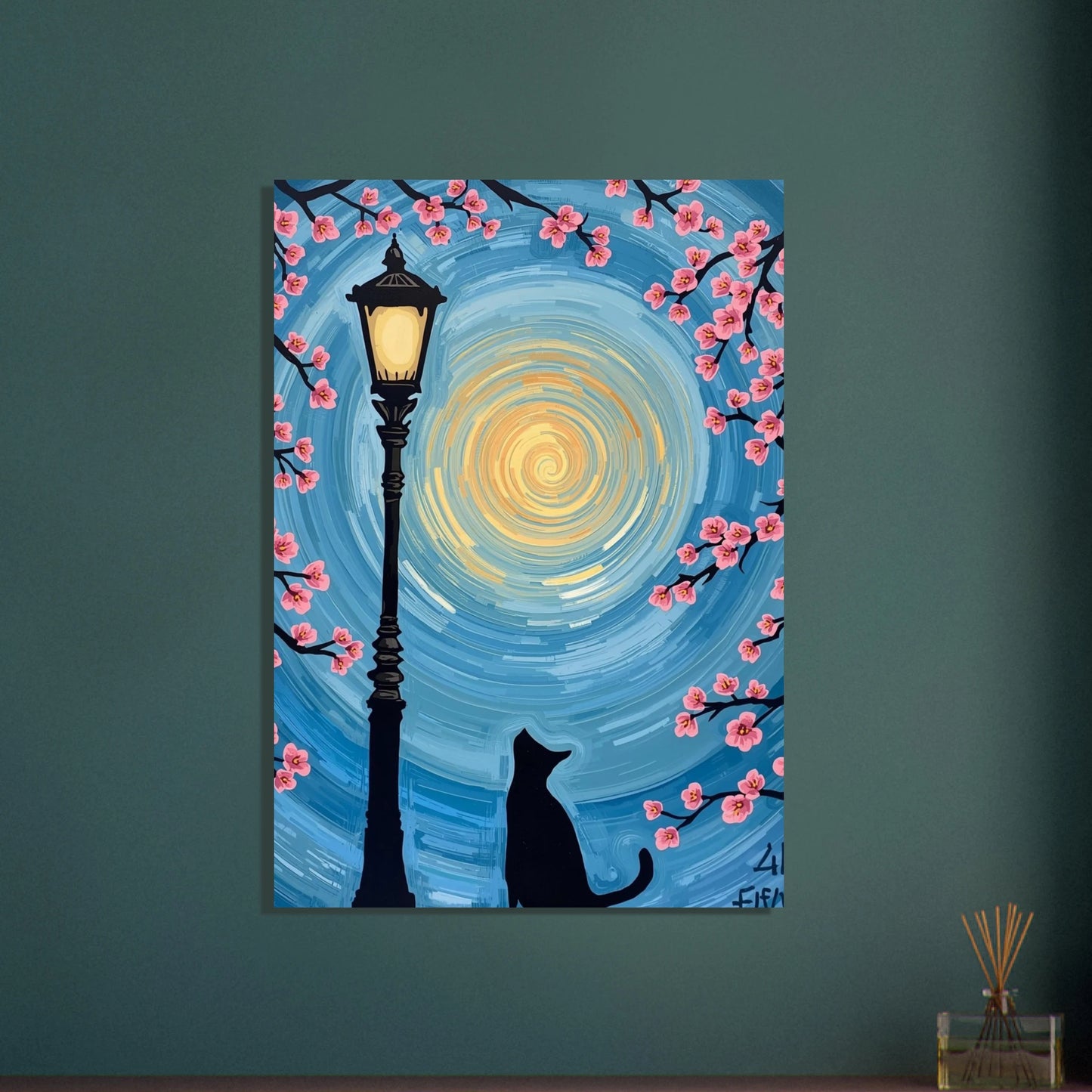 Kattens silhuett under spiralhimmel, omgiven av körsbärsblommor.