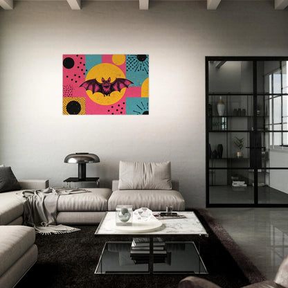 Pop Art-affisch med fladdermotivet upphängd på en modern, stilren vardagsrumsvägg ovanför en soffgrupp – Tecknad poster