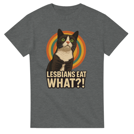 Mörkgrå t-shirt med svartvit katt och texten Lesbians eat what?!