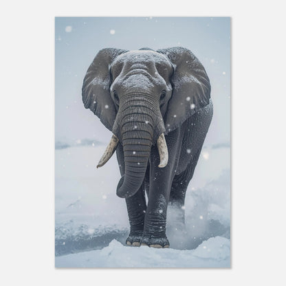 Elefant i snö kontrasterad mot en ljusgrå vinterhimmel – väggkonst