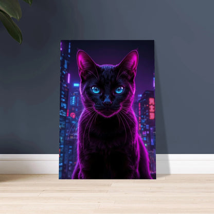 Svart katt med lysande lila päls och blå ögon i cyberpunkstad.