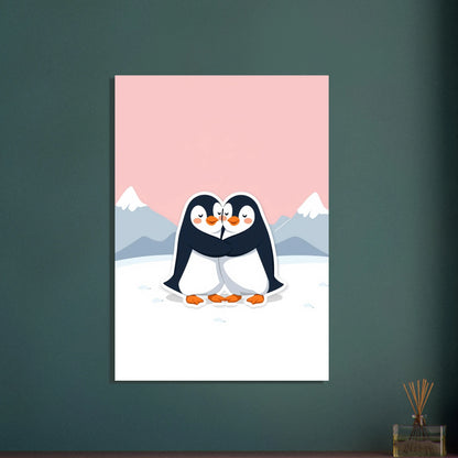 Två kramande pingviner i ett snöigt, bergigt landskap med rosa himmel.