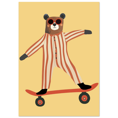 Brunbjörn i randig onepiece på röd skateboard, grafisk poster i varm gul ton